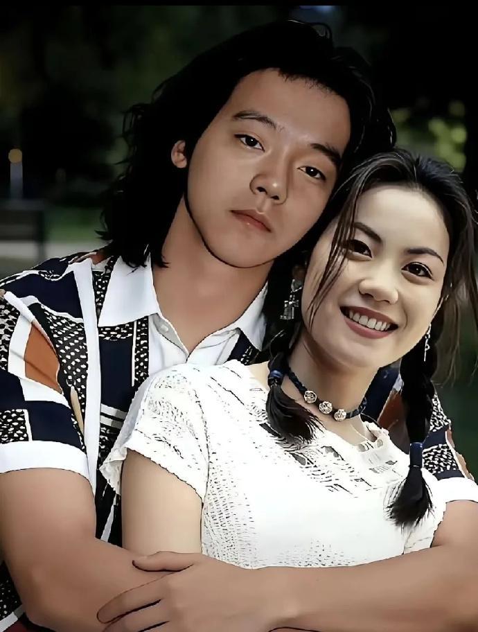 年轻时候的窦唯和王菲算的上金童玉女吧？后来两人分道扬镳，王菲仍旧活跃在乐坛，窦