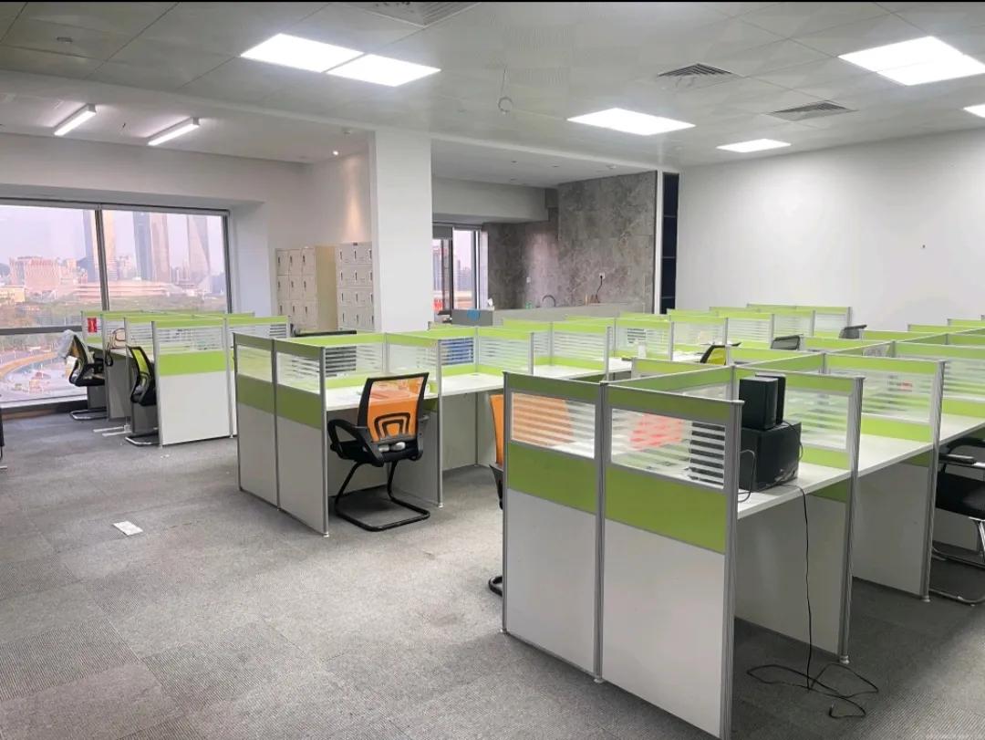 周一早上准时到达公司，老板直接和大家说，公司不干了，直接解散。当场发了8月份的工