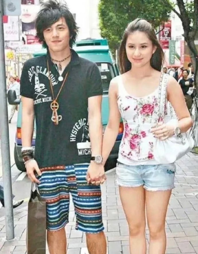 何超莲交往过的三任男友颜值，你觉得哪个好看？