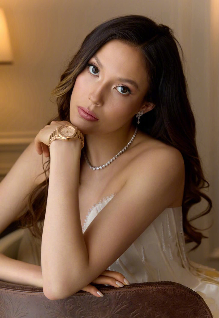 谷爱凌2026劳伦斯世界体育奖盛典，身穿郭培定制礼服亮相，金色玫瑰、水晶珠链.