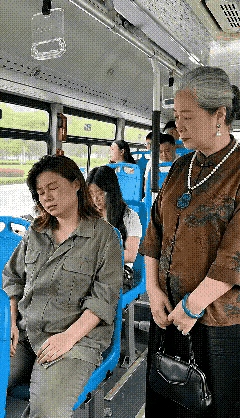 公交车上一名女子正靠在座位上昏昏欲睡，这时一位富态的老太站到她身旁，轻轻拍了拍女