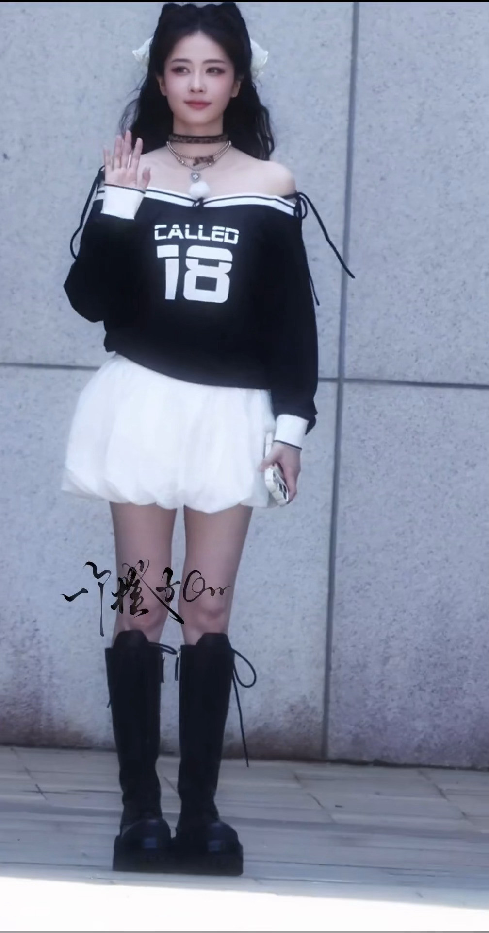 我的心要被萌化了……蹦蹦跳跳的跟一只小猫一样🥹🥹🥹正面看萌！背面看萌！怎么