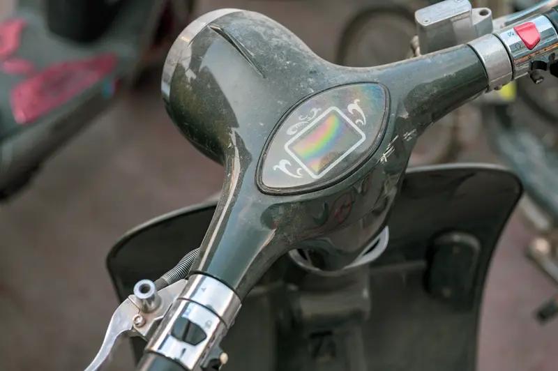 骑摩托车和电瓶车哪个更省钱，这得好好掰扯掰扯。从行驶成本看，电瓶车充电比摩托车