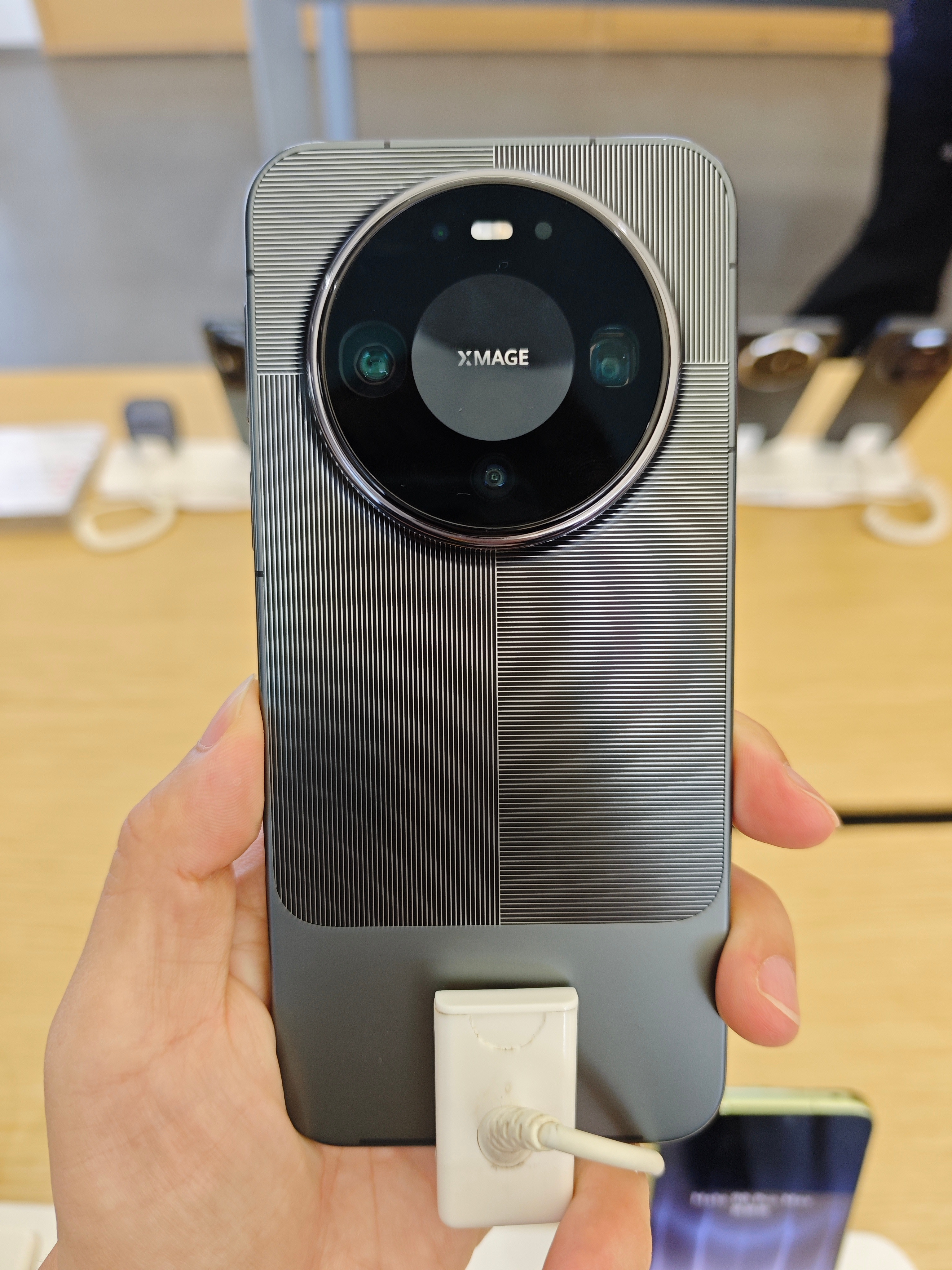 数码闲聊站华为线下门店体验华为Mate90Pro！你还别说，这个黑色