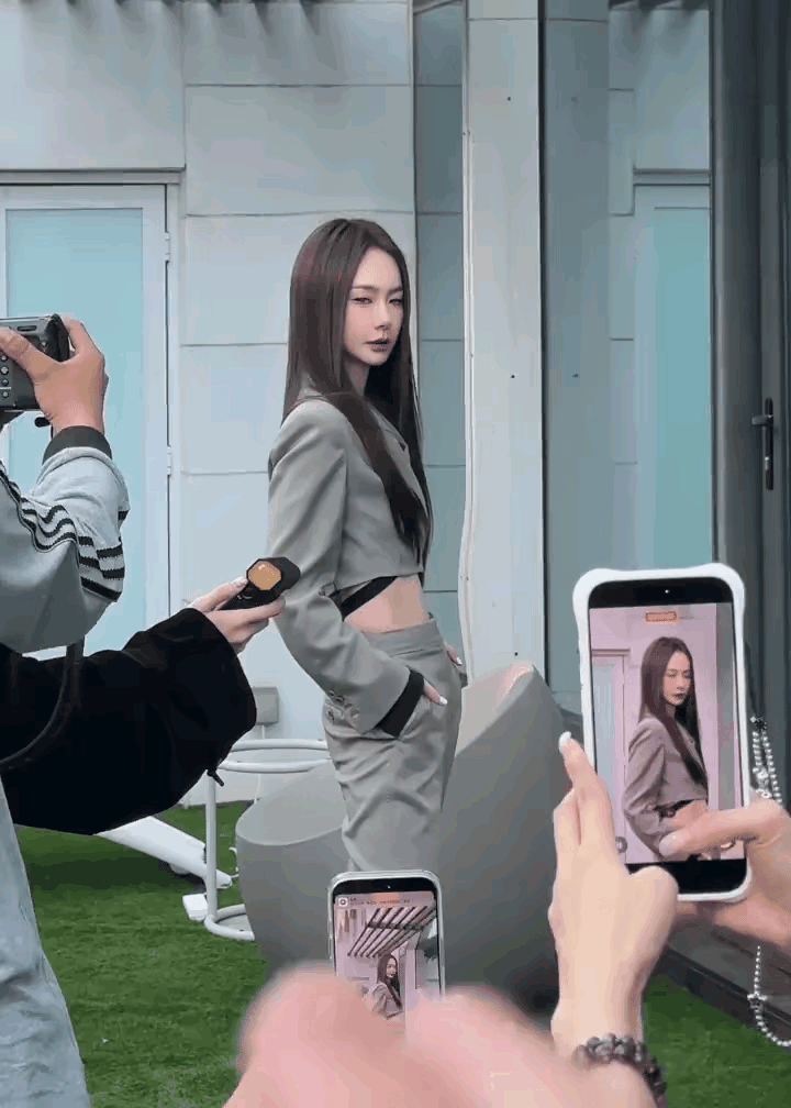 瘦到多少斤才有戚薇这样的视觉效果…怪不得我们拍照好多死角，原来是得这么瘦啊，我