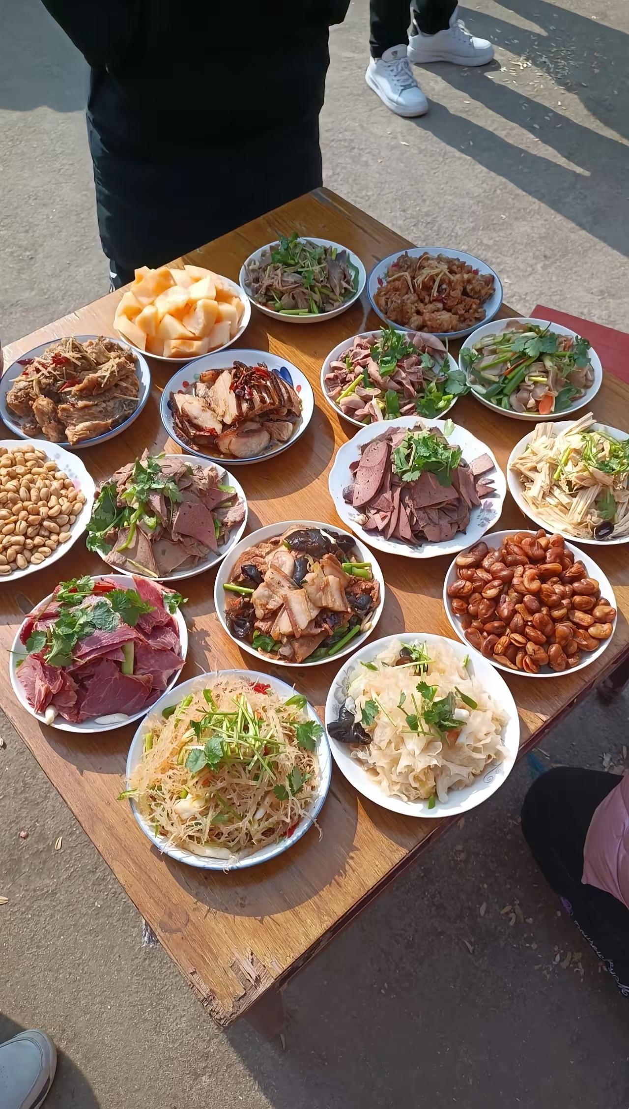 这一桌子在北方很可以了吧[笑着哭]