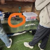在呼伦贝尔大草原一个牧民的农场，我们一行人挤在一间帐蓬躲雨，我居然发现桌上有一把