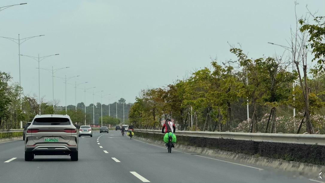 在快速路上骑自行车…