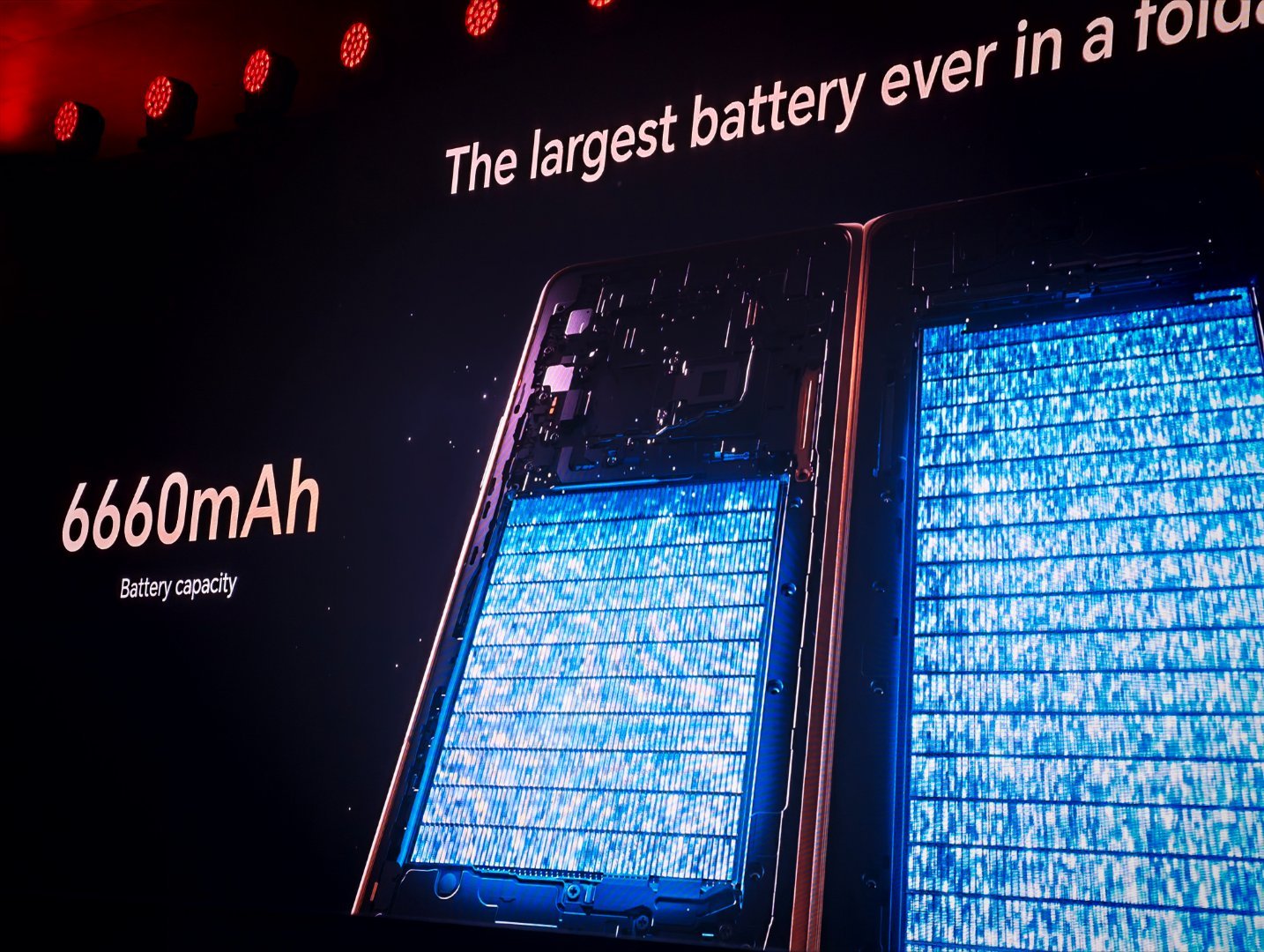 荣耀MagicV6荣耀MagicV6配置堆料太猛了，超薄设计、超大电池、顶