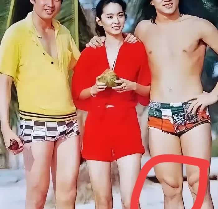 成龙165公分，后来做了增高十公分。变成175，所以膝盖变成这样，大家明