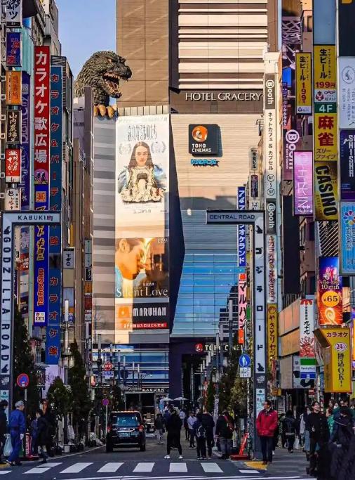 日本政坛真是闹翻了天！首相高市早苗在电视上强硬表态，要中国立刻撤销出口管制，还死