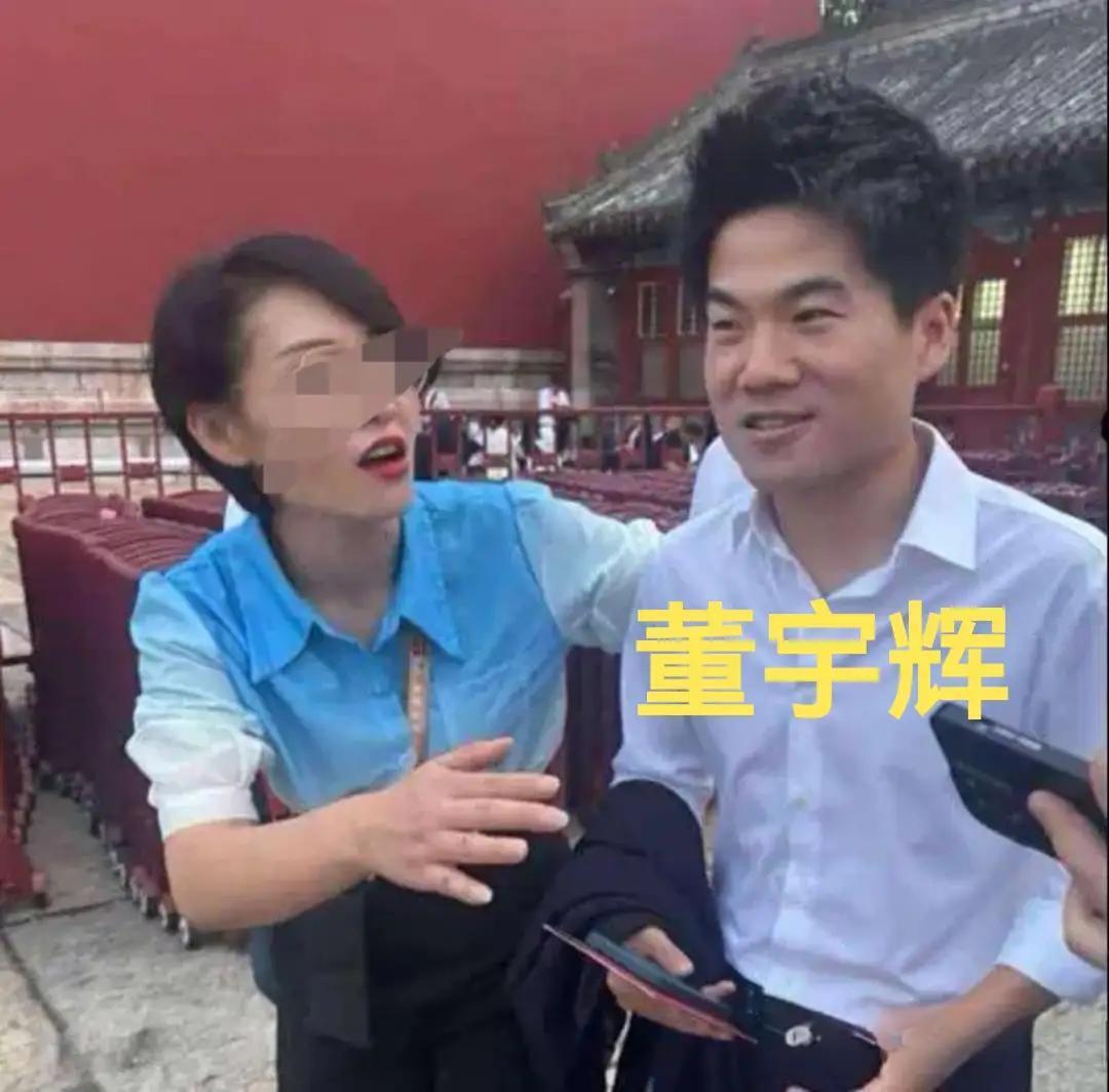 董宇辉与俞敏洪究竟谁格局大？九三大阅兵观礼就是答案。据悉：九三大阅兵，在北京的