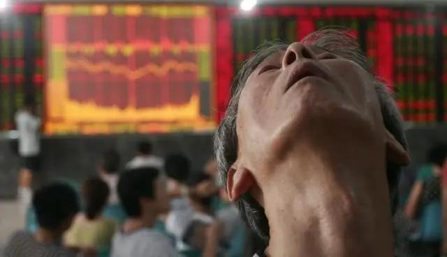 告诉大家一个秘密！情绪控制不好的人别入股市，昨天股民还喜气洋洋，今天就跌入低谷