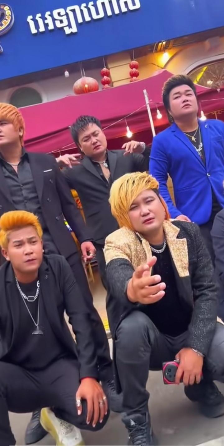 据说这是柬埔寨最火男团ENO-E6，有网友总结：“川渝的身高，两广的肤色，东北的