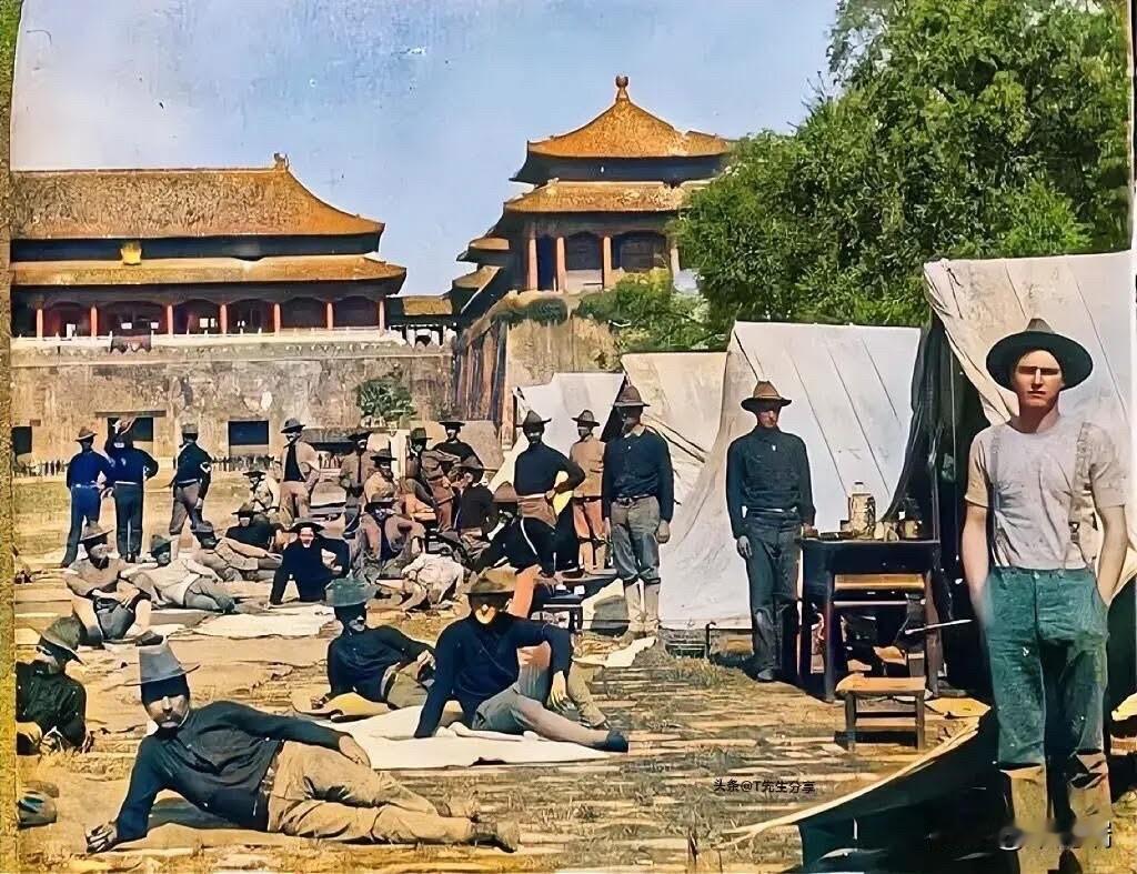 这张照片展示了民族屈辱的瞬间，刺痛着每个中国人的心！1900年8月15日清晨，紫