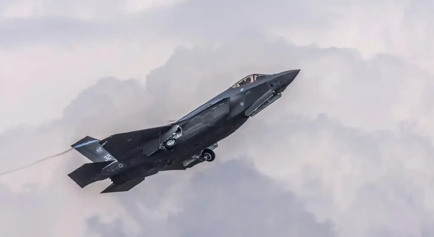 实话实说，F35隐身战机的对手不光是中国的歼20，也会是歼35。F-35战机在