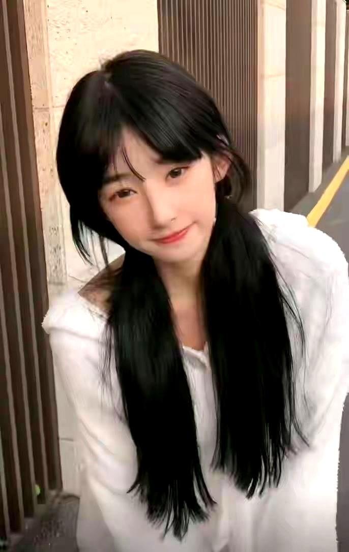 看着黄一鸣被“限高”的新闻，我心里真不是滋味。你说，孩子那张脸简直跟爷爷王健林