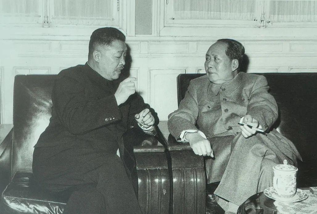 贺龙戎马一生，骁勇善战。他对毛主席仰慕、追随、忠诚；毛主席对贺龙敬重、信任，不断