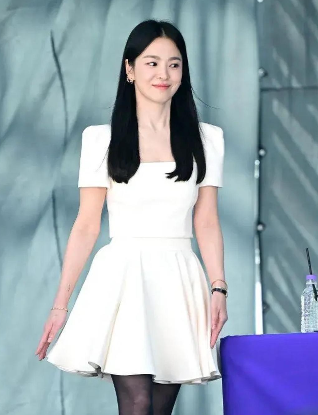 宋慧乔白色小清新连衣裙也要搭配黑丝高跟鞋，尽显成熟女人的魅力。