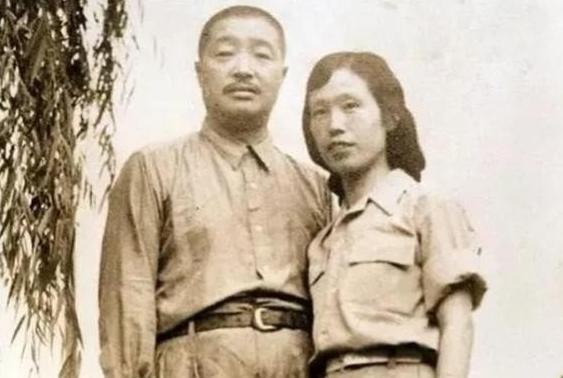 1969年，病重的贺龙，大便一直解不出来，痛苦不堪。这时，薛明就将肥皂水含在嘴里