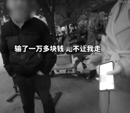 “胆子真大！”12月9日，湖北黄石，一男子去女子家还钱时，看到对方在电脑上赌博，