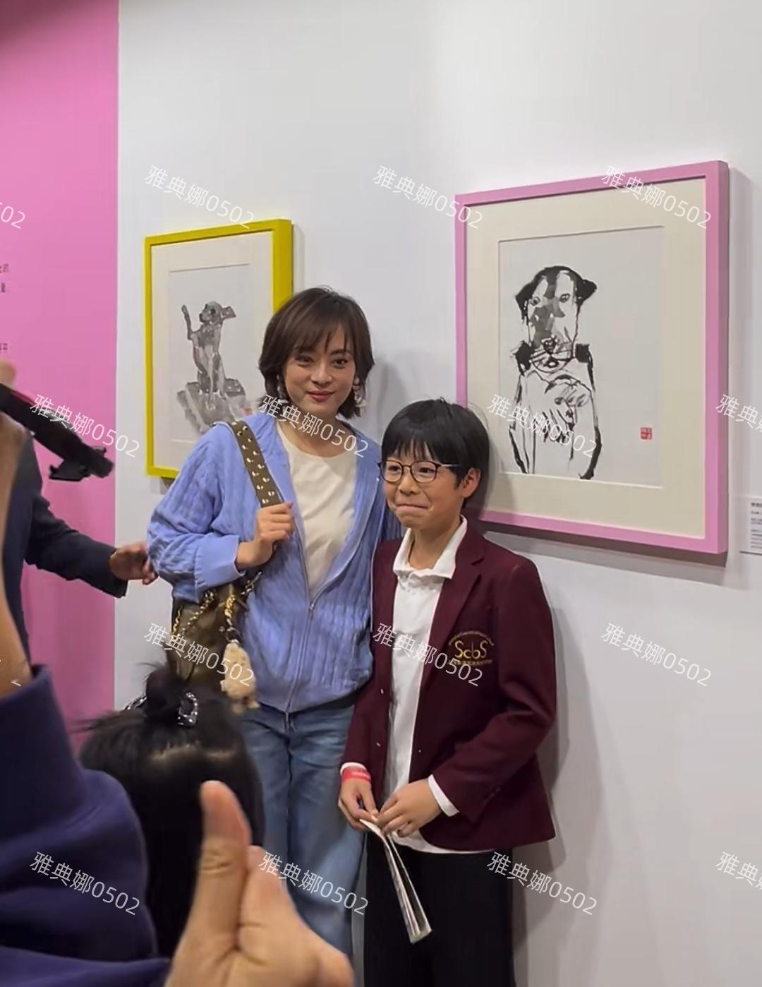 孙俪确实跟邓超越来越有夫妻相了，她五官没变眉眼清秀有气质，本人眼睛也不凸但是有点