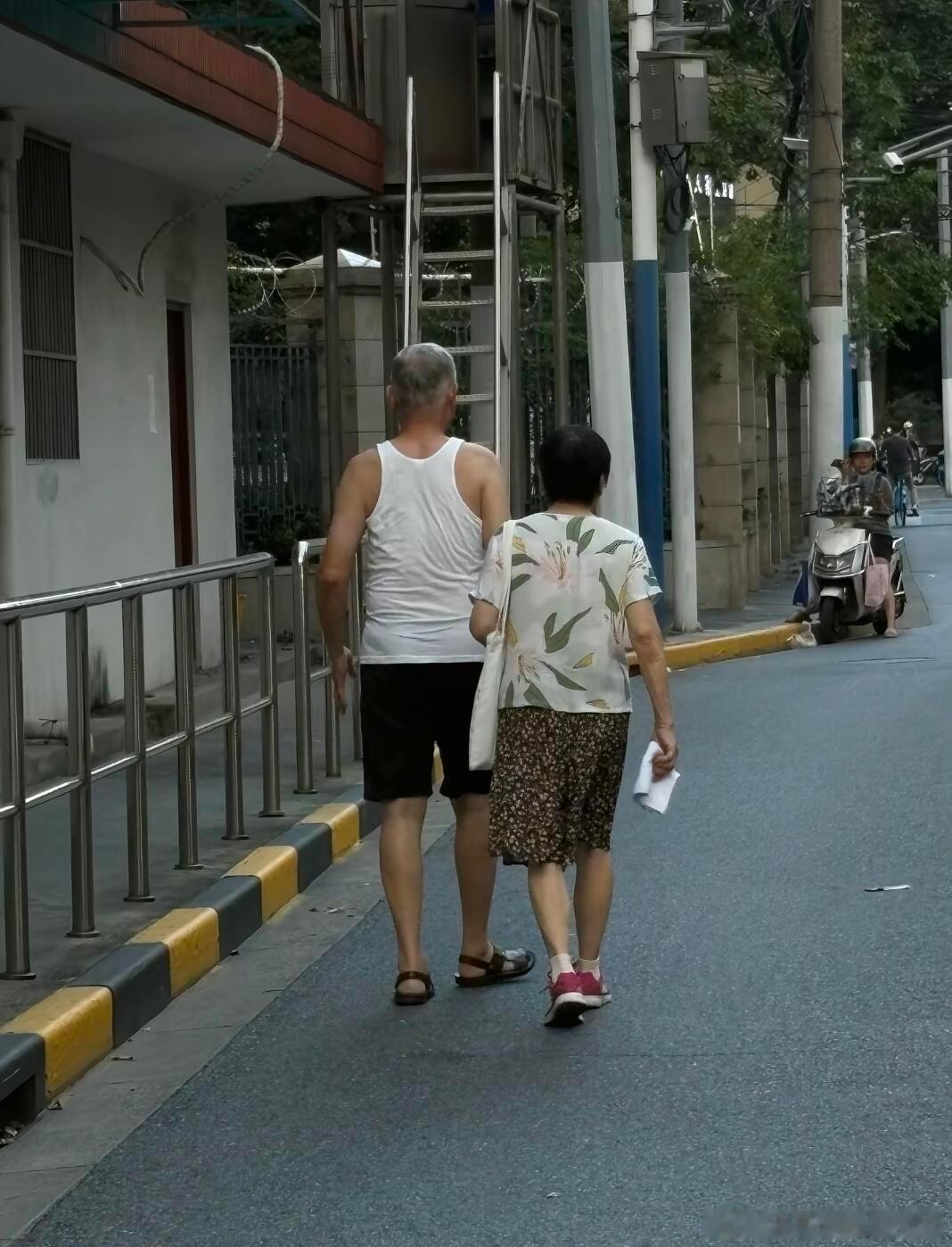 头一次见把优点全穿出来的以前总觉得中年女性的衣服很土