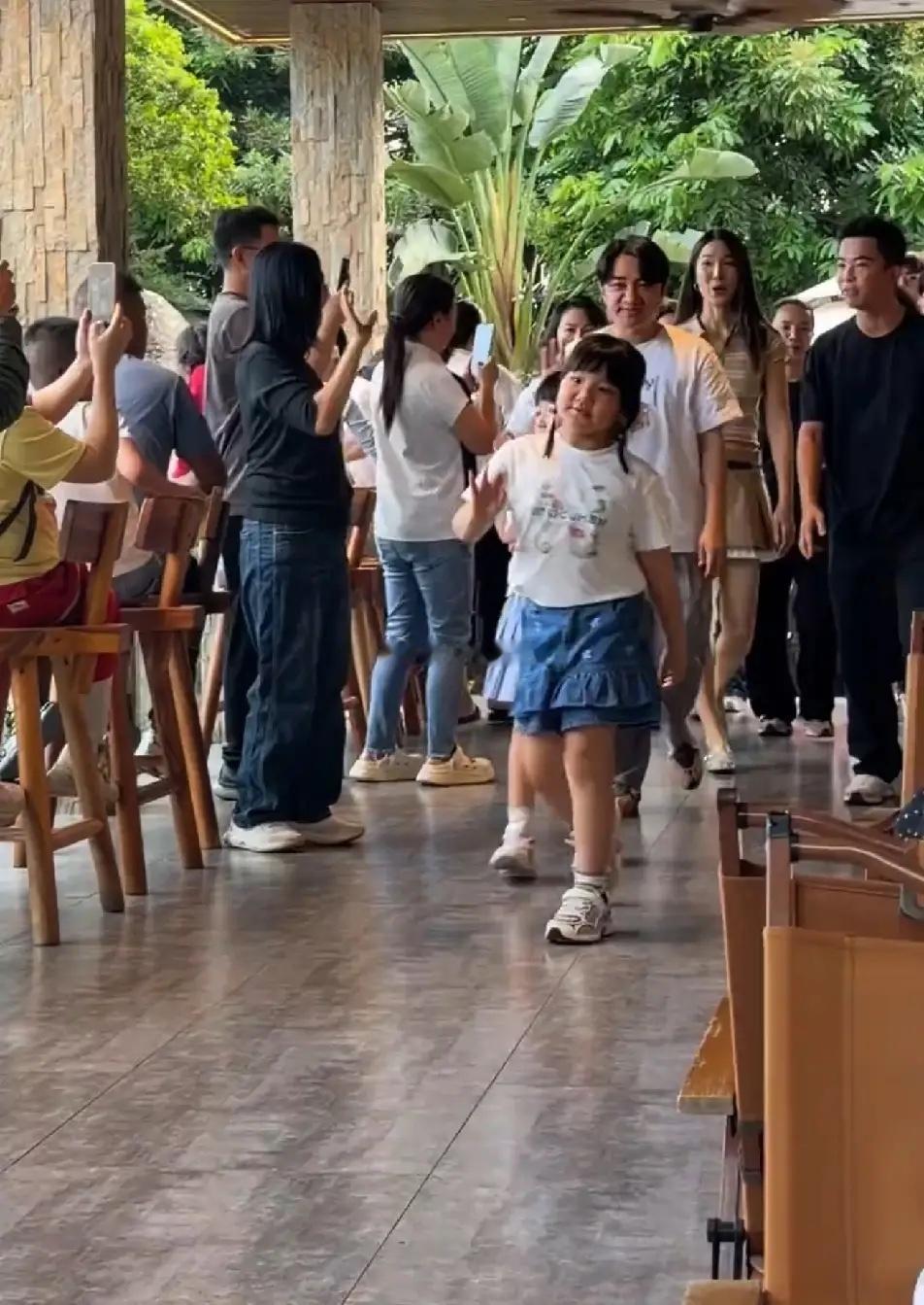 王祖蓝大女儿长大后会埋怨王祖蓝吧？小公主像妈妈，大公主像爸爸，妈妈李亚男那么美，那个女孩不想有妈妈的