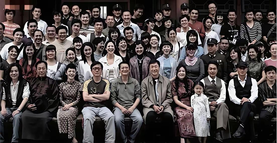 《潜伏》杀青后的合影，很多演员还穿着剧中的服装。孙红雷坐在C位，穿的这个风衣应该