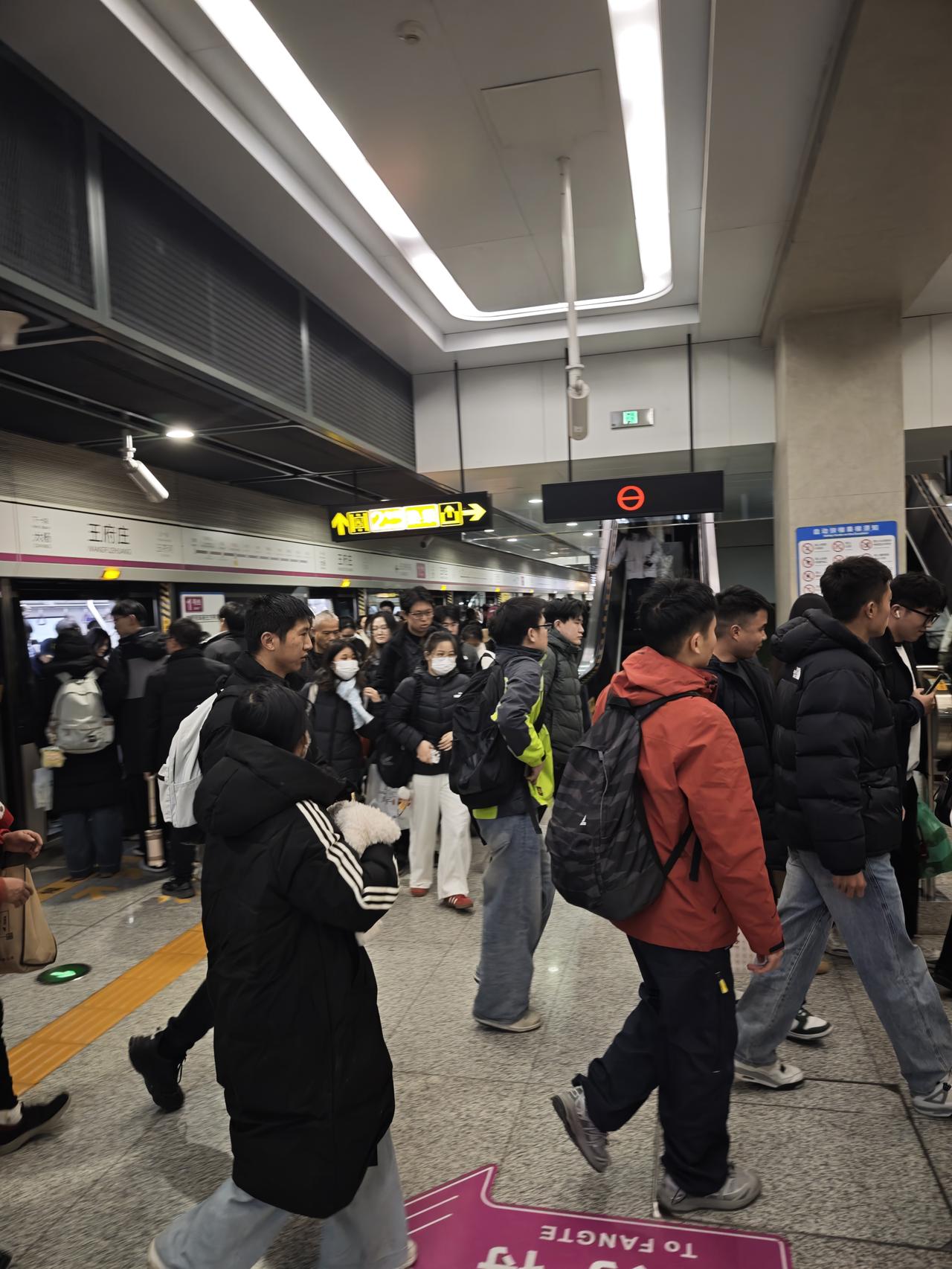 谁说济南地铁没人[捂脸哭]