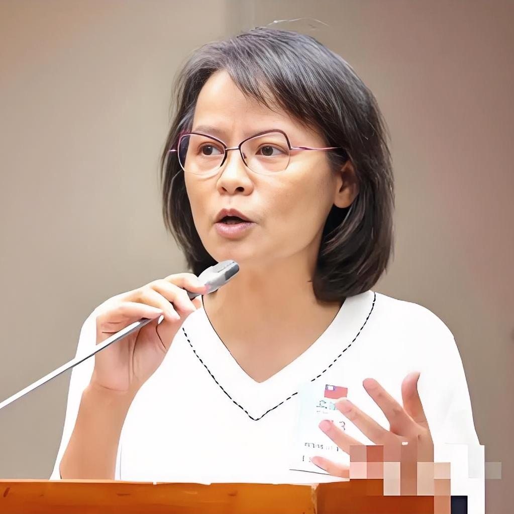 真被泪目了！台湾​一所中学那位瘦弱女教师区桂芝的这番大白话，真正道出了两岸同胞期
