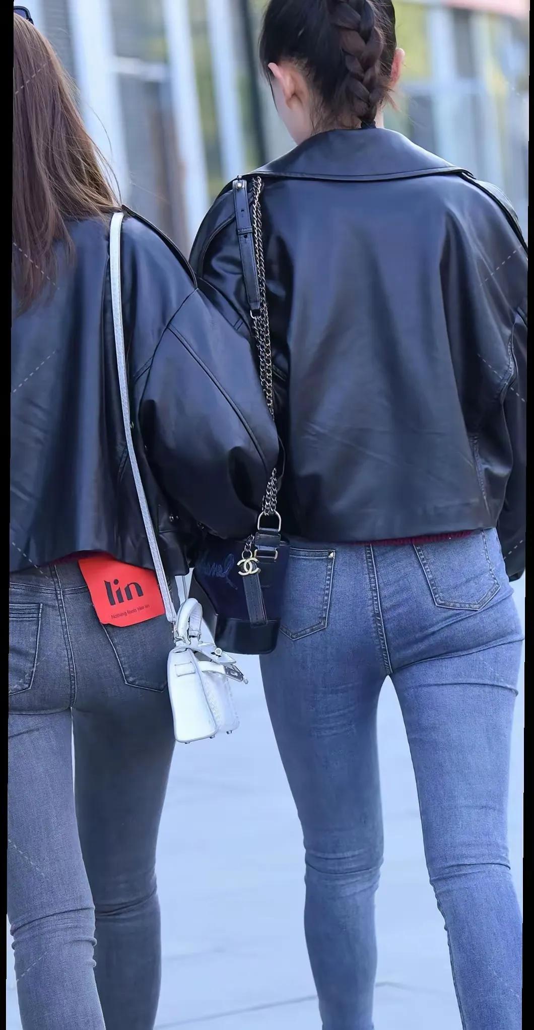 都市时尚穿搭，黑色皮夹克搭配牛仔裤，尽显酷炫风格！减龄少女感穿搭牛仔裤搭配什么