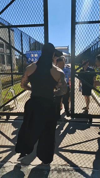 男子坐了15年的牢，他今天终于刑满释放了。他的好兄弟专门过来接他回家。由于他