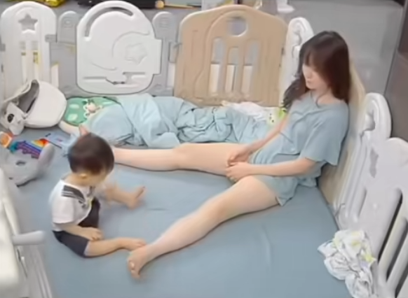 大晚上老婆还在陪孩子玩，辛苦了