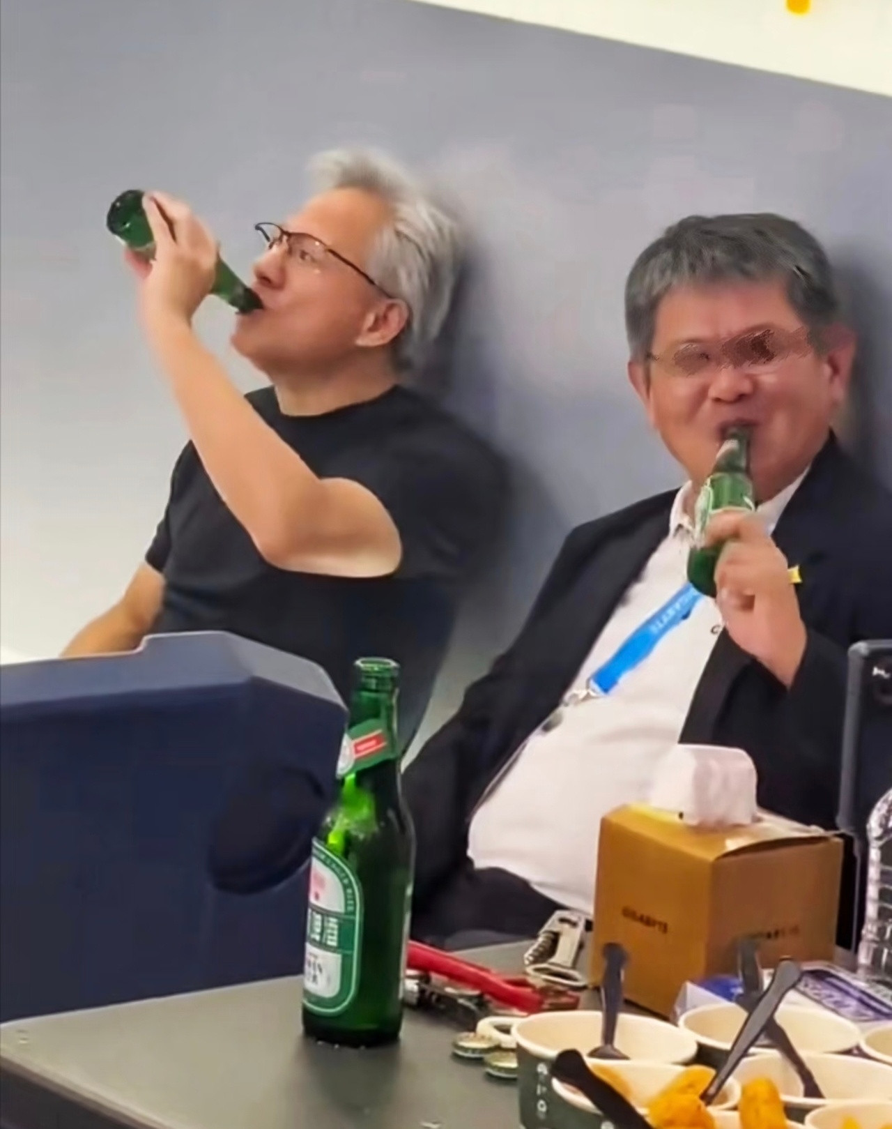 黄仁勋躺地喝啤酒老黄是我见过最接地气的中国脸，祖籍中国的美国人！入乡随俗的基因应