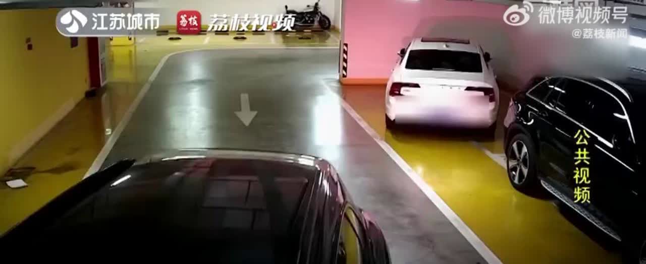 白嫖成功？苏州一保时捷车主发现车位被占，立即联系了交警。然而，20分钟过去了，占