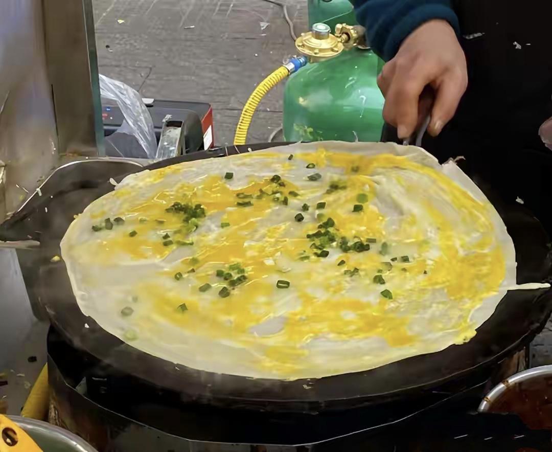 路边摊小吃越来越离谱，再这样下去，没人愿去吃了，要名存实亡了不知道大家有多久，没