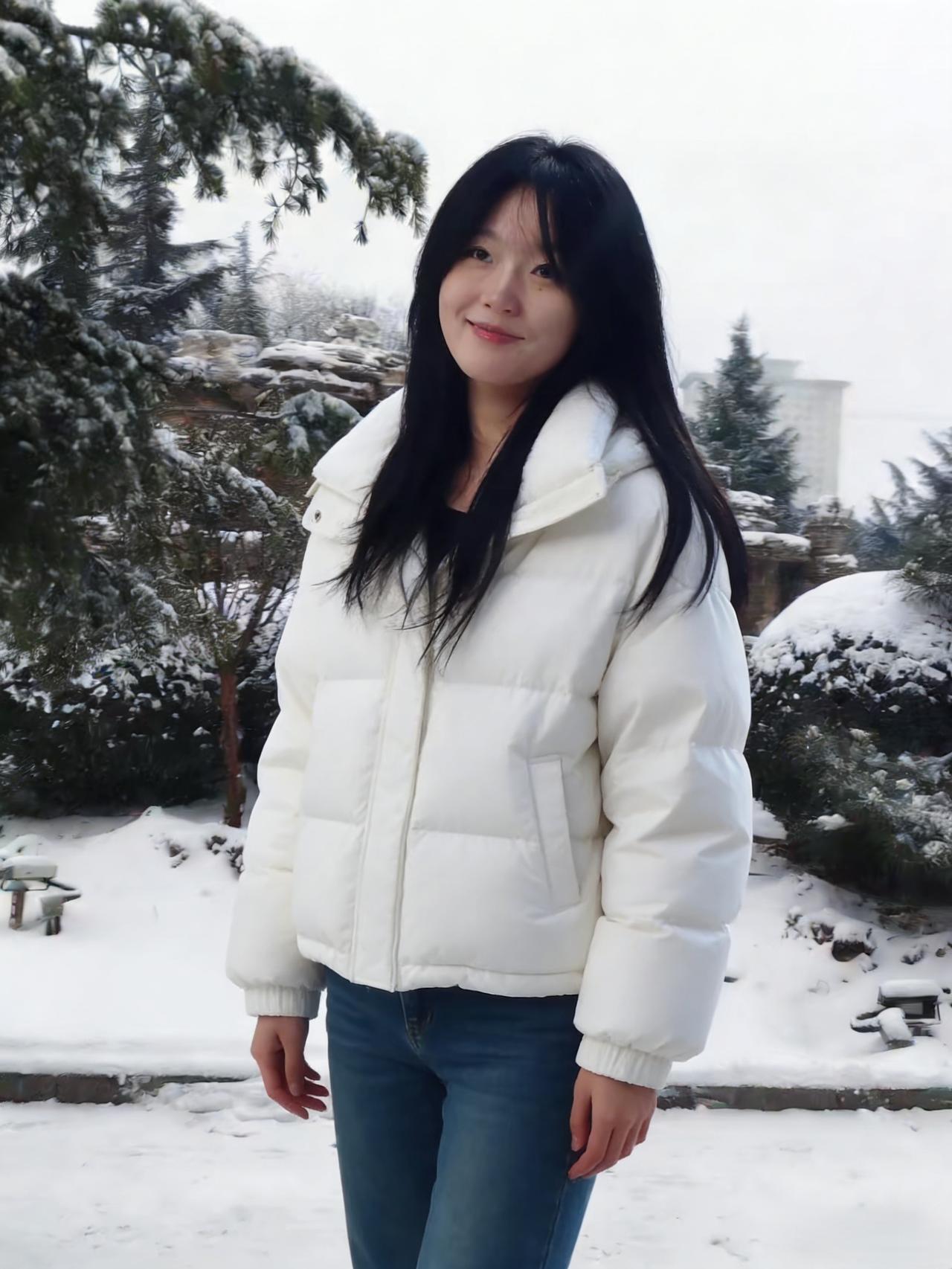 站在雪中，未感到一丝冷我的身体里燃着一团烈火雪落无声，在我心底刻下一片纯白