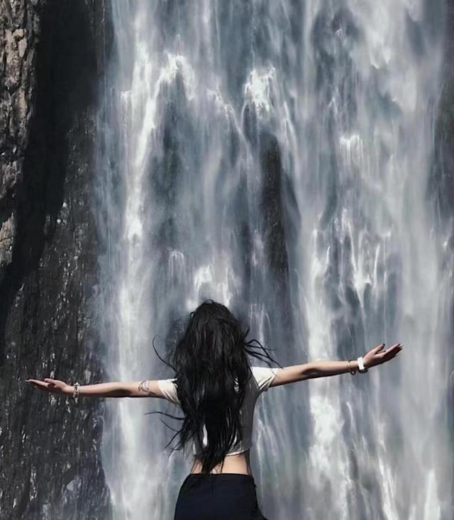 山里遇到瀑布怎么拍照好看？一套实用的瀑布人像拍摄技巧，轻松拍出又美又飒的感觉