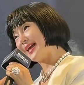 2026年6月17日，歌手陈红在社交媒体晒出全家福，并配文“儿子儿媳回家看看！全