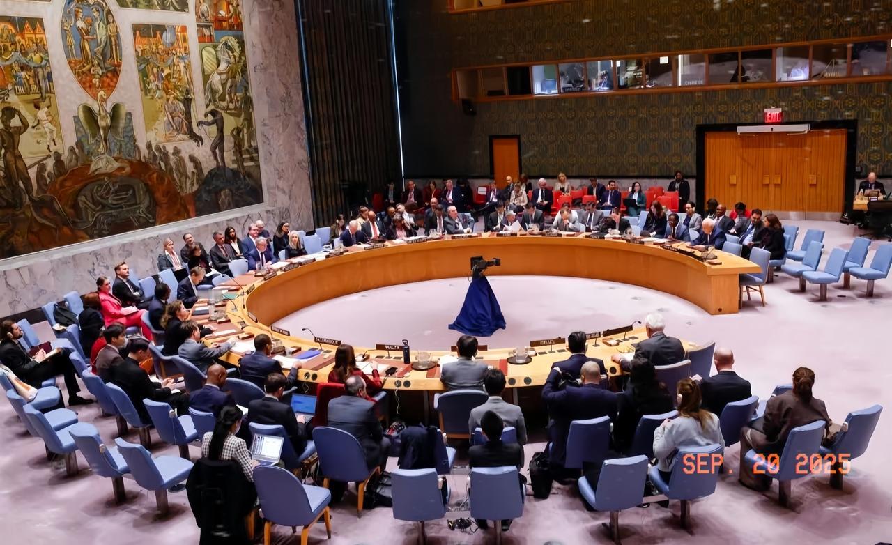 这一下美国人出名了，不仅仅全世界都懵，美国人自己也比较懵，它们万万没想到想阻止巴