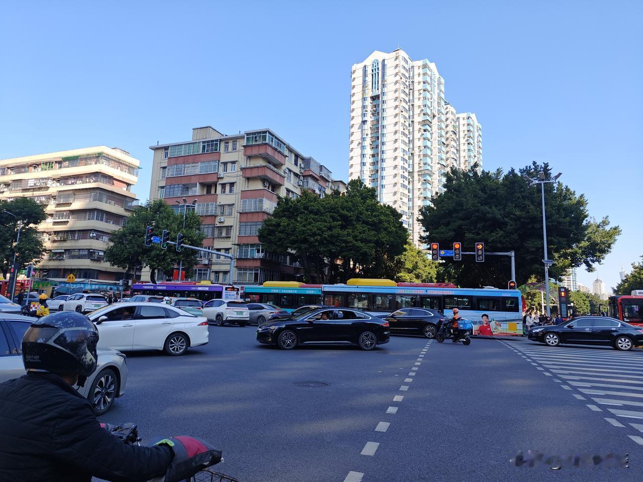 又是电鸡的错？划设非机动车道影响机动车通行效率？一到节假日和周末的下午，广州很多