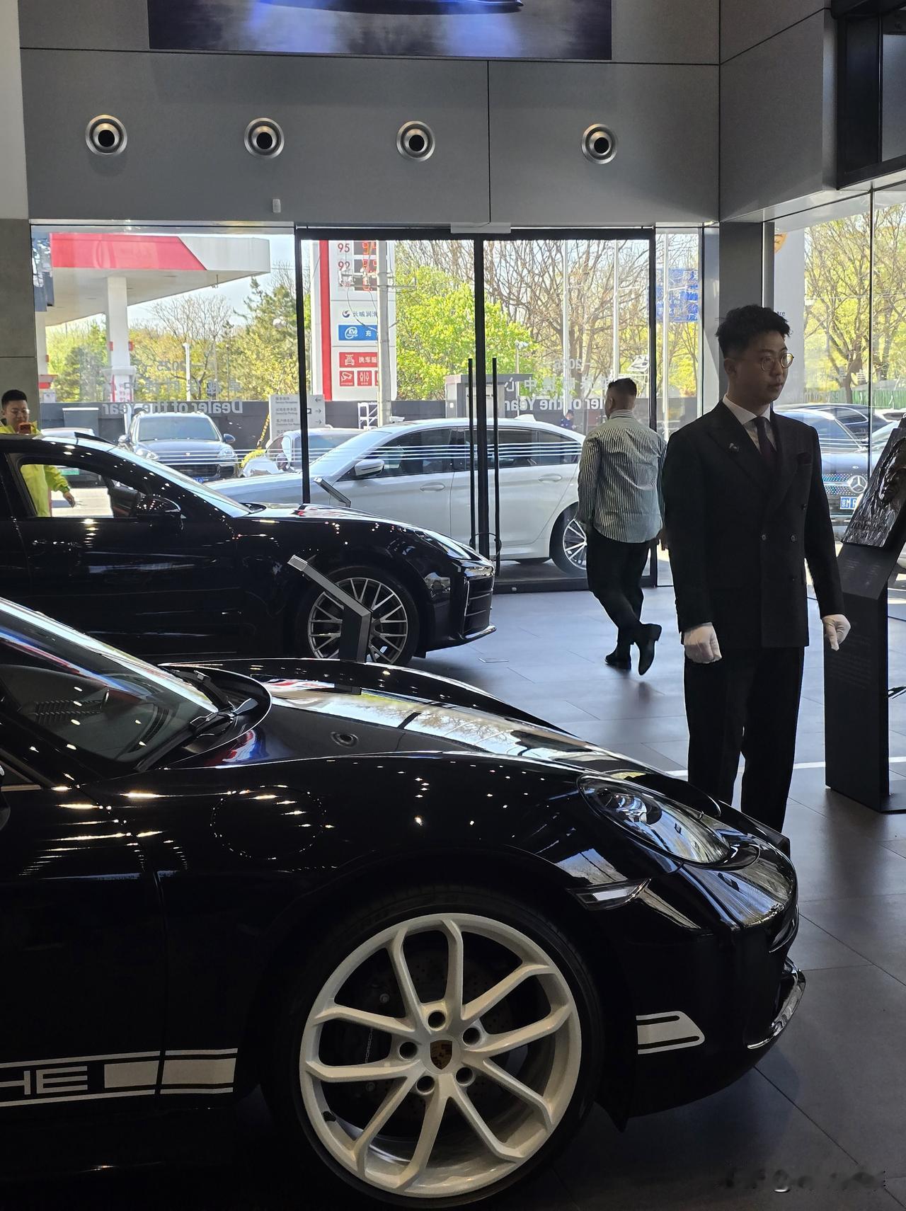 来保时捷4s店上厕所偶遇劳斯莱斯和法拉利销售可以感受到现在汽车销售真不好干