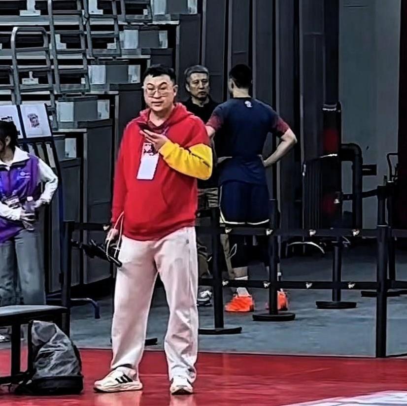 郭士强再次来东莞找胡明轩谈话！观看广东德比，在球员通道里再次堵住胡明轩两个人攀谈