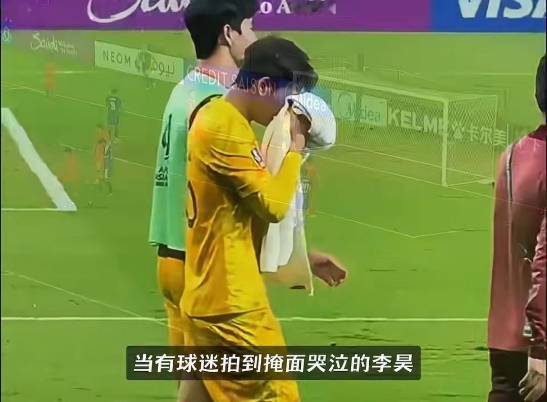 李昊向球迷道歉：“对不起！没有守住那些球，让全国球迷和队友失望了，（李昊含泪接受