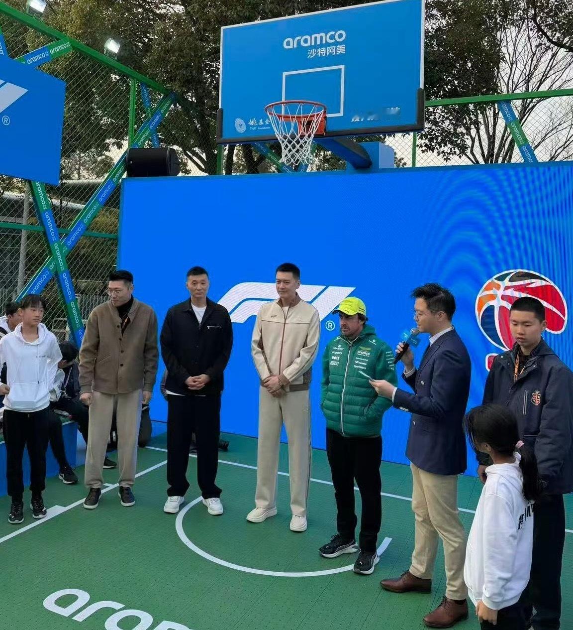 F1中国大奖赛阿隆索和杨鸣打篮球