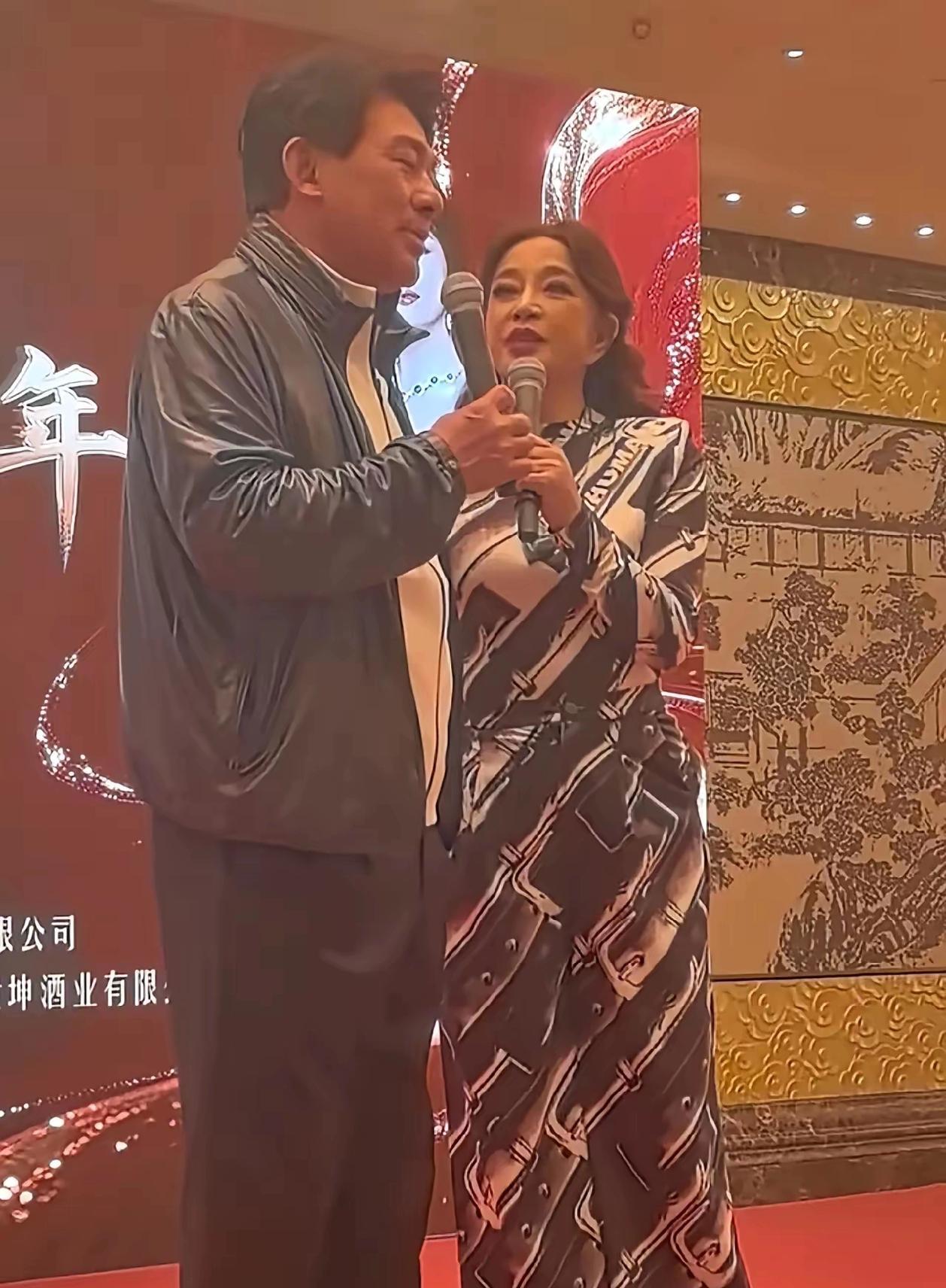 陈国军推门进来时，空气静了一秒。庆友会现场，刘晓庆正端着酒杯，那个笑容瞬间定格