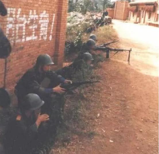 1992年，100多辆军车开往中越边境，就在越南紧急备战的时候，才发现枪口对准的