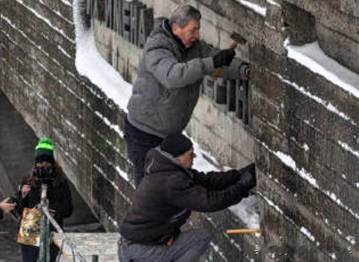 在基辅的卫国战争国家纪念馆外，乌克兰人正在凿除一块用俄文写成的铭文：“他们的名字