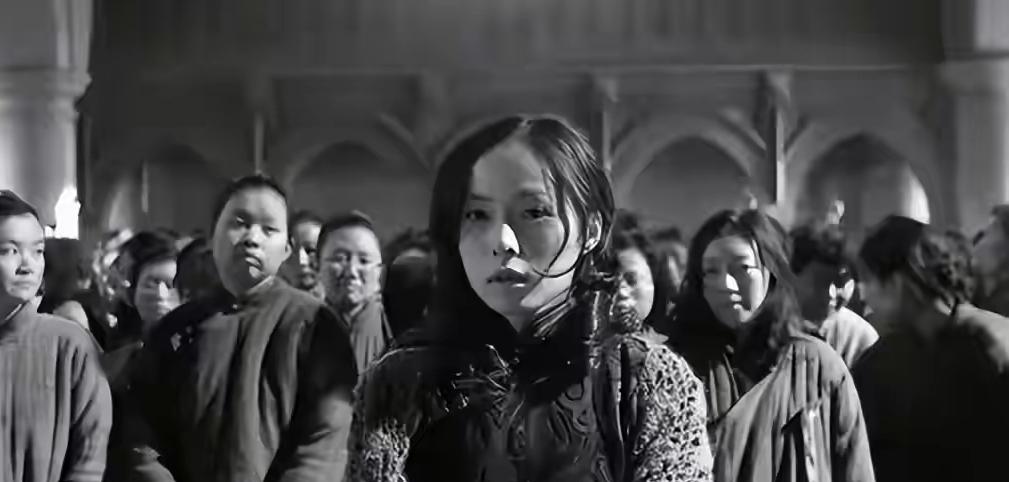 1937年12月，南京，23岁的林巧玉和她25岁的嫂子已经怀孕，为躲避日军，她们
